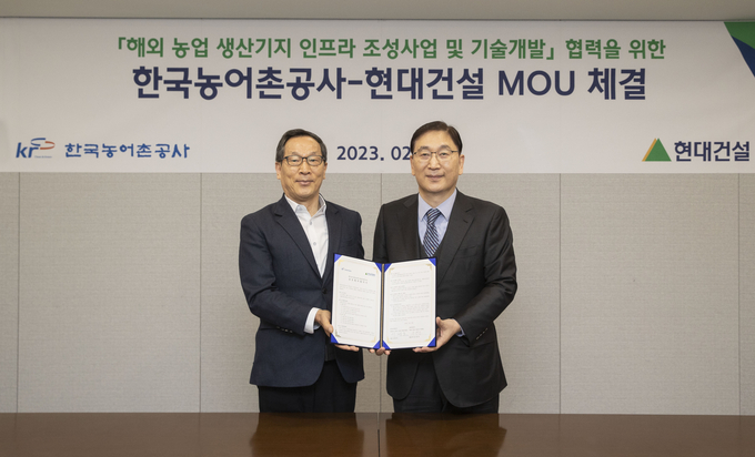 현대건설은 서울 종로구 계동에 위치한 현대건설 본사에서 한국농어촌공사와 ‘스마트 농업 기반 조성 및 해외진출을 위한 전략적 업무협약(MOU)‘을 체결했다. 이날 서명식은 현대건설 윤영준 사장(오른쪽), 한국농어촌공사 이병호 사장(왼쪽)이 참석한 가운데 이뤄졌다. ⓒ 파이낸셜데일리 / 현대건설