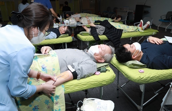정영채 NH투자증권 사장과 임직원들이 파크원 NH금융타워 4층 그랜드 홀에서 헌혈을 하고 있다. ⓒ 파이낸셜데일리 / NH투자증권