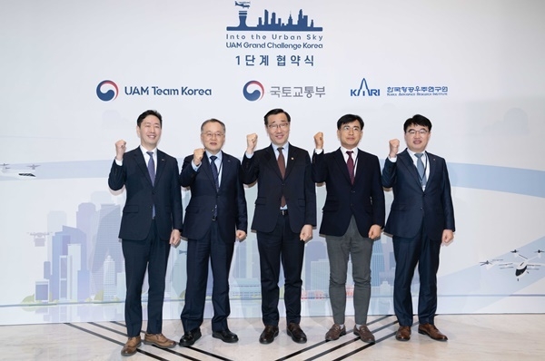 왼쪽부터 한국공항공사 윤형중 사장, 한국항공우주연구원 이상률 원장, 국토교통부 어명소 제2차관, SK텔레콤 신용식 부사장, 한화시스템 김영호 부사장이 그랜드하얏트 서울에서 협약식을 마치고 기념촬영을 하고 있는 모습. ⓒ 파이낸셜데일리 / SK텔레콤