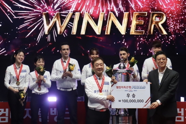 22-23시즌 PBA 팀 리그 챔피언으로 우승 상금 1억 원을 받는 블루원엔젤스 선수단 ⓒ파이낸셜데일리/블루원엔젤스