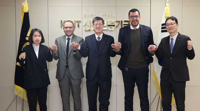최원목 신용보증기금 이사장(가운데)이 이집트 신용보증공사(CGCE) 대표단과의 접견 후 기념촬영을 하고 있다. ⓒ 파이낸셜데일리 / 신용보증기금