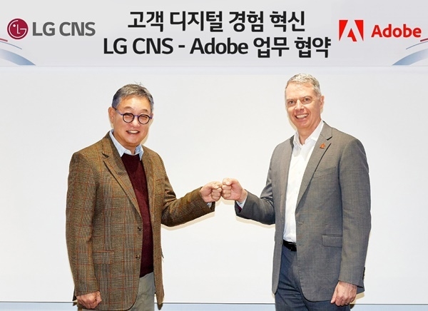 LG CNS 현신균 대표(왼쪽)와 어도비코리아 사이먼 데일(Simon Dale) 사장(오른쪽)이 협약 체결 후 기념촬영하는 모습. ⓒ 파이낸셜데일리 / LG CNS