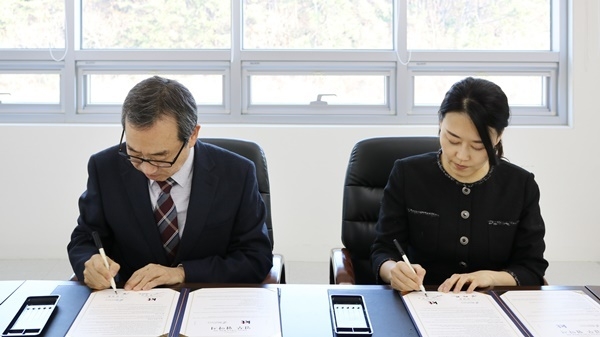 국립부산과학관 김영환 관장과 KT 그룹인재개발실장 진영심 상무(오른쪽)가 협약서에 서명하고 있다. ⓒ 파이낸셜데일리 / KT