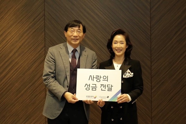 서홍관 국립암센터 원장(왼쪽)과 이어룡 대신파이낸셜그룹 회장(오른쪽)이 서울 중구 더 플라자 호텔에서 사랑의 성금 전달식 기념촬영을 하고 있다. ⓒ 파이낸셜데일리 / 대신파이낸셜그룹
