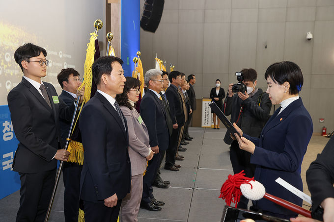 김충배 신용보증기금 전무이사(왼쪽)가 27일 '제11회 국민권익의 날 기념식'에서 전현희 국민권익위원장(오른쪽)으로부터 부패방지분야 종합청렴도 평가 유공 대통령 표창을 받고 있다. ⓒ 파이낸셜데일리 / 신용보증기금