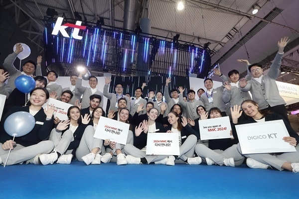 KT 전시 관계자들이 MWC 2023 KT 전시관 앞에서 단체 기념 사진을 촬영하는 모습. ⓒ 파이낸셜데일리 / KT
