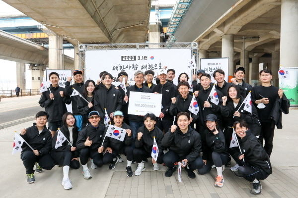 카카오뱅크 윤정백 ESG팀 팀장(오른쪽)이 독립유공자 후손을 위한 기부 마라톤 '3·1런'에 참여해 가수 션(왼쪽)과 함께 기념 촬영을 하고 있다. ⓒ 파이낸셜데일리 / 카카오뱅크