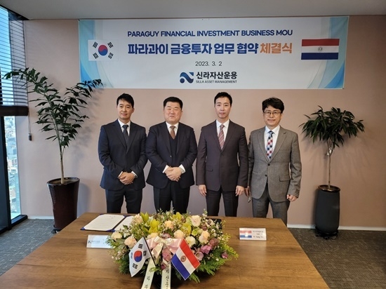 신라자산운용사와 이동호 파라과이 주 장관이 MOU를 체결한 후 관계자들과 기념사진을 촬영하고 있다. 사진 왼쪽부터 이동훈 보좌관, 최문호 신라자산운용사 대표, 이동호 주(州) 장관, 홍순기 보좌관. ⓒ 파이낸셜데일리 / 신라자산운용