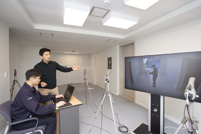 'H 사일런트 랩'에서 실험하고 있는 직원들 ⓒ 파이낸셜데일리 / 현대건설