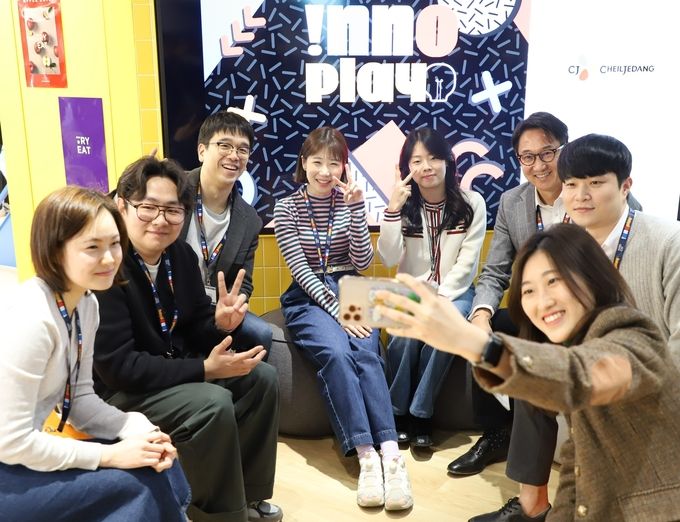 CJ제일제당이 서울 대치동에 개관한 ‘INNO Play’ 커뮤니티 라운지에서 박민석 식품 COO(Chief Operating Officer, 오른쪽에서 세 번째), 이선호 식품성장추진실장(왼쪽에서 세 번째)과 사내벤처 직원들이 기념 ⓒ 파이낸셜데일리 / CJ제일제당