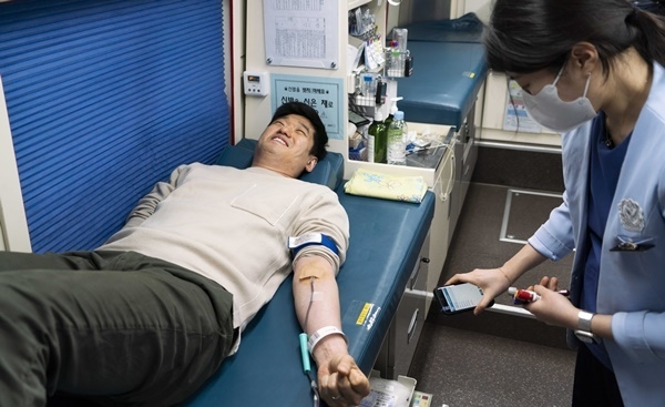 SK텔레콤은 혈액 수급난을 극복하기 위해 SK ICT 패밀리사 차원의 헌혈 릴레이를 이어가고 있다고 6일 밝혔다. ⓒ 파이낸셜데일리 / SKT