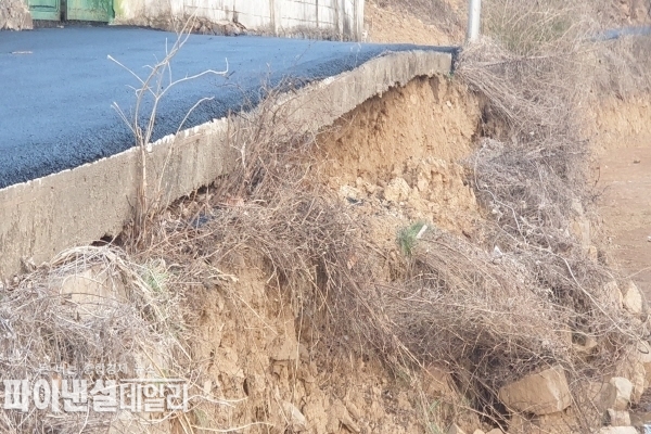 마을 진입 골목길 땅꺼짐 현상이 발생되는데도 불구하고 자갈채움이나 다짐처리도 없이 '아스콘포장 덧씌우기' 관급공사를 강행한 현장 ⓒ파이낸셜데일리/박미화 기자