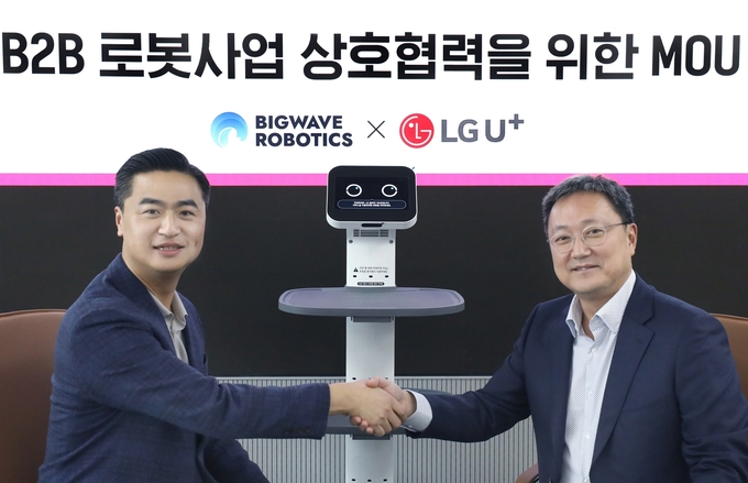 LG유플러스 임장혁 기업신사업그룹장(오른쪽)과 빅웨이브로보틱스 김민교 대표(왼쪽)가 업무협약식에서 기념촬영을 하는 모습. ⓒ 파이낸셜데일리 / LG유플러스