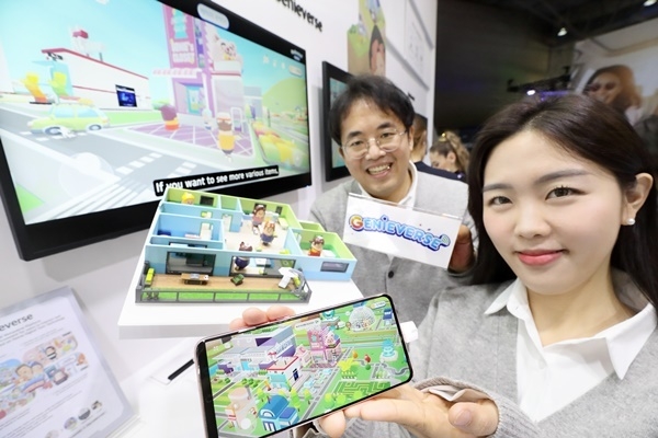  MWC 2023 KT 부스에서 KT 관계자가 지니버스를 소개하는 모습. ⓒ 파이낸셜데일리 / KT