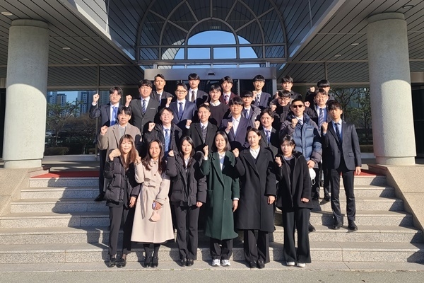 쌍용자동차 신입 및 경력 사원들이 쌍용자동차 본관 앞에서 파이팅을 외치고 있다. ⓒ 파이낸셜데일리 / 쌍용자동차