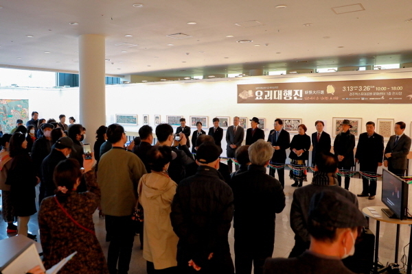 (왼쪽부터) 이홍천 동국대 일어일문학과장, 이정희 위덕대 일본언어문화학과장, 윤석준 한일문화포럼 회장, 가토 타케시 일본국제교류기금 서울문화센터장, 이원식 한일우호포럼 고문(전 경주시장), 주낙영 경주시장, 김은미 주낙영 시장 부인, 오스카 츠요시 주부산일본국 총영사, 박대성 화백, 이진락 경주시의회 문화도시위원장, 류희림 경주엑스포대공원 대표 ⓒ파이낸셜데일리/경주엑스포