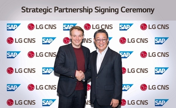LG CNS 현신균 대표(오른쪽)와 SAP 크리스찬 클라인(Christian Klein) CEO(왼쪽)가 전략적 파트너십 양해각서 체결 후 기념촬영을 하고 있다. ⓒ 파이낸셜데일리 / LG CNS