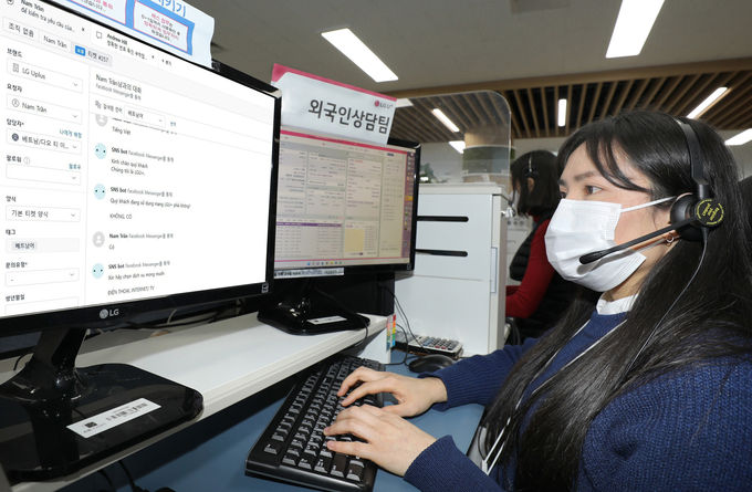 베트남어로 채팅 상담을 제공하고 있는 외국어 전문 상담사 ‘다오 티 이엔’의 모습 ⓒ 파이낸셜데일리 / LG유플러스