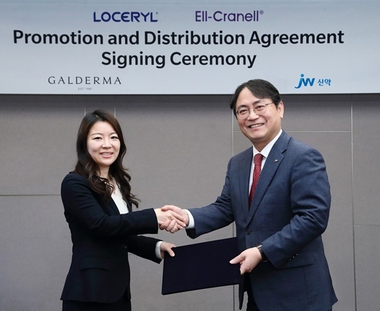 김용관 JW신약 대표이사(오른쪽)와 김연희 갈더마코리아 대표이사가 계약을 체결한 뒤 기념촬영을 하고 있다. ⓒ 파이낸셜데일리 / JW신약