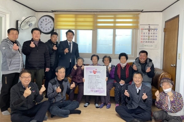 도주청년회 청도 행복헌장 액자 제작, 관내 경로당 전달 ⓒ파이낸셜데일리/청도군