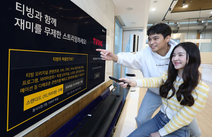 모델들이 U<sup>+</sup>tv 메뉴 중 티빙 부가서비스 가입화면을 바라보고 있는 모습. ⓒ 파이낸셜데일리 / LG유플러스