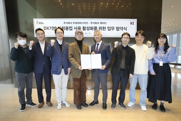 KT 강북강원법인고객본부 유창규 상무(오른쪽 네 번째)와 트래쉬버스터즈 곽재원 대표(왼쪽 네 번째)가 업무협약을 체결하고 기념사진을 촬영하고 있다. ⓒ 파이낸셜데일리 / KT