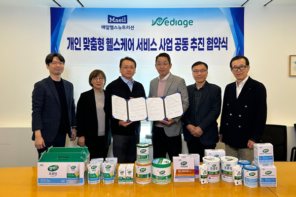 매일헬스뉴트리션 박석준 COO, 메디에이지 이건웅 대표가 협약서를 들고 기념 촬영하는 모습. ⓒ 파이낸셔데일리 / 매일헬스뉴트리션