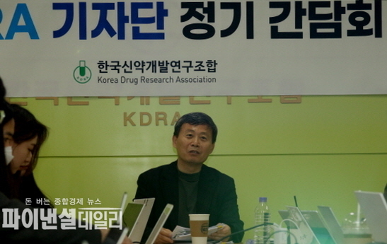 한국신약개발연구조합 여재천 상근이사가 기자간담회에서 인사말을 하는 모습 ⓒ 파이낸셜데일리 / 정경춘 기자