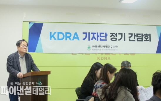 한국신약개발연구조합 조헌제 연구개발진흥본부장이 바이오헬스투자협의체 발족 추진 배경 및 운영 계획에 대해 발표하는 모습 ⓒ 파이낸셜데일리 / 정경춘 기자