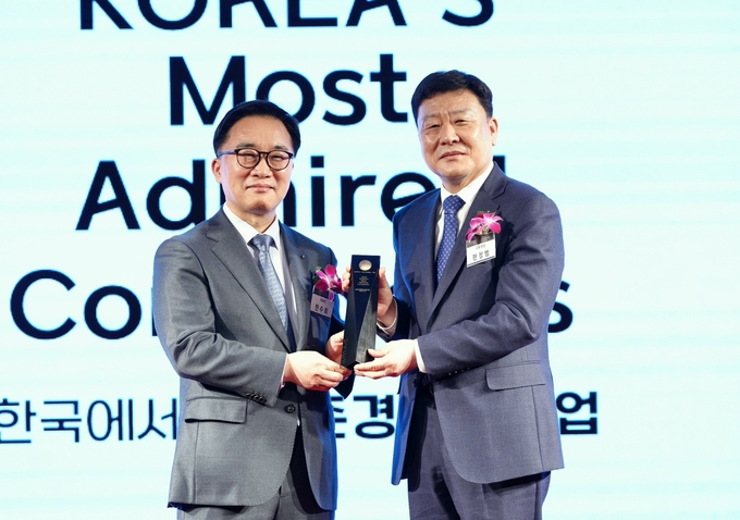 17일 서울 여의도 콘래드호텔에서 열린 '한국에서 가장 존경받는 기업' 시상식에서 편정범 교보생명 대표이사 사장(사진 오른쪽)이 수상 및 기념촬영을 하고 있다. 교보생명은 생명보험 산업 부문 1위에 이름을 올렸다. ⓒ 파이낸셜데일리 / 교보생명