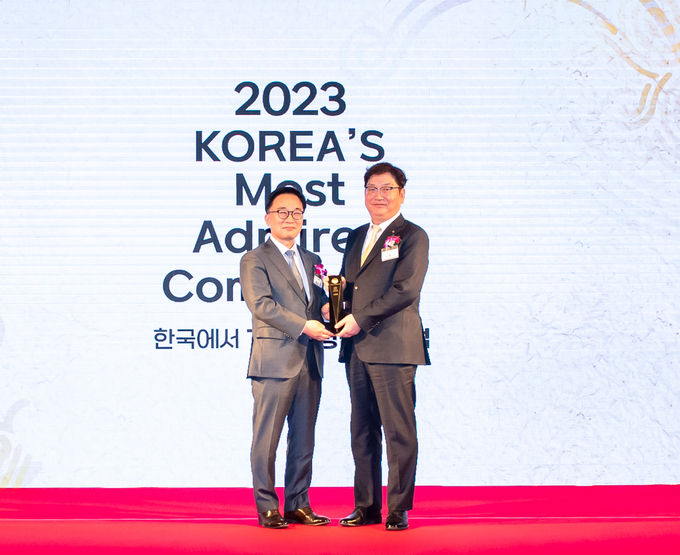 S-OIL은 17일 서울 콘래드 호텔에서 열린 ‘2023 한국에서 가장 존경받는 기업’ 시상식에서 5년 연속 All Star 30 및 7년 연속 정유산업부문 1위에 선정되었다. S-OIL 서정규 국내영업본부장 (우측), 한국능률협회컨설팅(KMAC) 한수희 대표이사 사장 ⓒ 파이낸셜데일리 / S-OIL