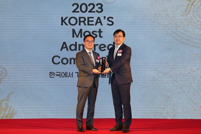 서울 여의도 콘래드 호텔에서 진행된 ‘2023 한국에서 가장 존경 받는 기업’ 인증식에서 은행부문 1위 수상 후 조정훈 신한은행 ESG본부장(오른쪽)과 한수희 한국능률협회컨설팅 대표가 기념 촬영하고 있는 모습. ⓒ 파이낸셜데일리 / 신한은행