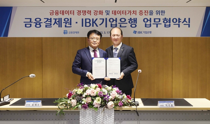 지난 17일 서울 을지로 기업은행 본점에서 열린 ‘금융데이터 경쟁력 강화 및 가치 증진을 위한 업무협약식‘에서 박주용 IBK기업은행 디지털그룹장(오른쪽)과 류재수 금융결제원 경영전략본부장(왼쪽)이 협약식을 마치고 기념촬영을 하고 있는 모습 ⓒ 파이낸셜데일리 / IBK기업은행