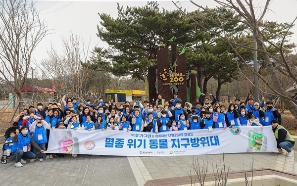 지난 18일 과천 서울대공원에서 진행된 SAVE2SAVE 캠페인 자원봉사활동에 참여한 동아쏘시오그룹 임직원들이 기념 사진을 촬영하고 있다. ⓒ 파이낸셜데일리 / 동아제약