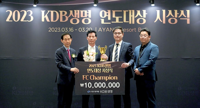 ‘KDB생명 2023 연도대상’에서 FC 부문 챔피언, 정지용 전무대우 FC가 기념촬영을 하고 있다. 왼쪽부터 최철웅 KDB생명 대표이사, FC 부문 챔피언 정지용 전무대우 FC, 박세준 전략채널 부문장, 박준성 영남지역본부 본부장 ⓒ 파이낸셜데일리 / KDB생명