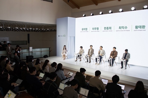 삼성전자 DX부문장 한종희 부회장이 21일 서울시 중구에 위치한 커뮤니티 하우스 '마실'에서 열린 '비스포크 라이프(BESPOKE Life)' 미디어데이에서 질의응답을 하고 있다. ⓒ 파이낸셜데일리 / 삼성전자