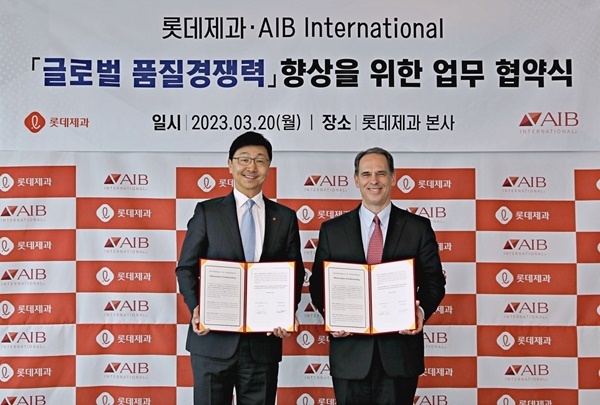 협약식 후 이창엽 롯데제과 대표(좌)와 댄마틴 AIB 인터네셔널 대표가 기념촬영을 하고 있다. ⓒ 파이낸셜데일리 / 롯데제과
