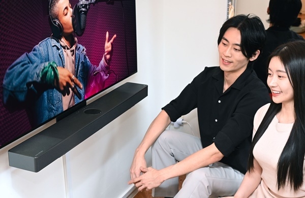모델들이 LG 올레드 TV에 최적화된 디자인과 사운드로 시청경험을 극대화하는 'LG 사운드바' 신제품을 체험하고 있다. ⓒ 파이낸셜데일리 / LG전자