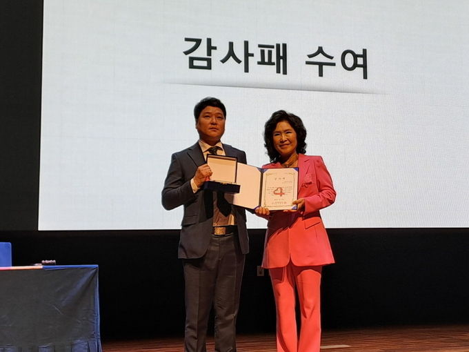 감사패를 받고 기념촬영하고 있는 이안코리아 임경진 대표(좌)와 사단법인 해피맘 총본부∙세계부인회 조태임 회장(우) ⓒ 파이낸셜데일리 / 사단법인 해피맘