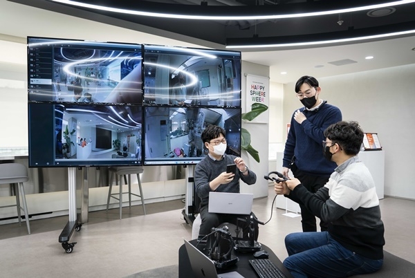 SKT 구성원들이 실내 실증망을 시험하는 모습. ⓒ 파이낸셜데일리 / SKT