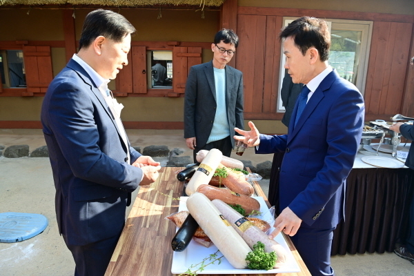 대가야생활촌 먹거리촌에서 군수, 부군수, 고령군의회 의원, 실과소읍면장 등이 참석‘고령 맥주 및 한돈 가공품 시식회’ⓒ파이낸셜데일리/고령군