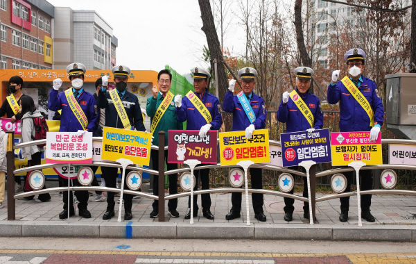 ‘등굣길 교통안전 캠페인’ ⓒ파이낸셜데일리/영천시
