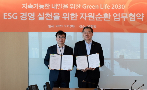 한화생명과 E-순환거버넌스가 21일 ESG경영 실천을 위한 자원순환 업무협약을 체결했다. 한화생명 정영호 성장경영추진실장(오른쪽)과 E-순환거버넌스 정덕기 이사장(왼쪽)이 업무협약식이 열린 63빌딩에서 기념사진을 촬영하고 있다. ⓒ 파이낸셜데일리 / 한화생명