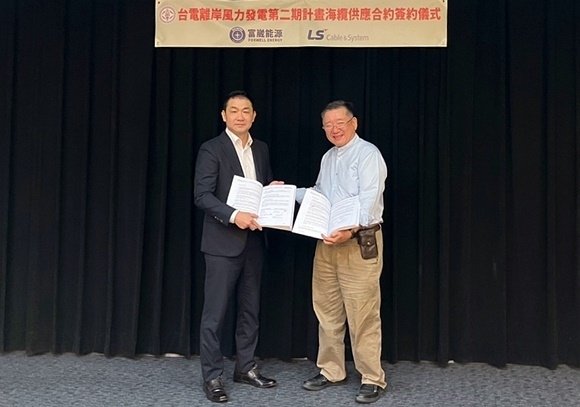 고의곤 LS전선 해저Global영업부문장(왼쪽)과 데이비드 푸 폭스웰 에너지(Foxwell Energy)社 사장이 대만 폭스웰에너지 본사에서 계약을 체결하고 있다. ⓒ 파이낸셜데일리 / LS전선