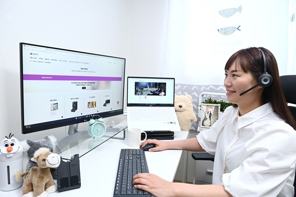 부천시 춘의동에 거주 중인 하이텔레서비스 상담 컨설턴트가 재택근무 중인 모습. ⓒ 파이낸셜데일리 / LG전자