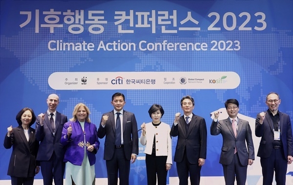 ‘기후행동 컨퍼런스 2023’에 참석자들이 기념촬영을 하고 있다. 좌측부터 홍윤희 WWF-Korea 사무총장, 크리스토프 베세주한 EU대표부 무역 및 경제 대표, 마리아 카스타요 페르난데즈 주한 EU대표부 대사, 홍정욱 WWF-Korea 이사장, 유명순 한국씨티은행 은행장, 조홍식 외교부 기후환경대사, 정서용 고려대학교 국제학부 교수, 남정호 한국해양수산개발원 선임연구위원. ⓒ 파이낸셜데일리 / 한국씨티은행