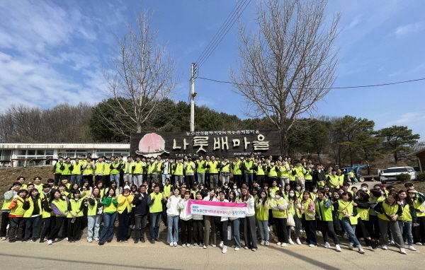 서울농협 임직원들이 올해 선발된 대학생 봉사단 N돌핀 11기 강남팀 학생들과 함께 기념촬영을 하고 있다. ⓒ 파이낸셜데일리 / NH농협은행