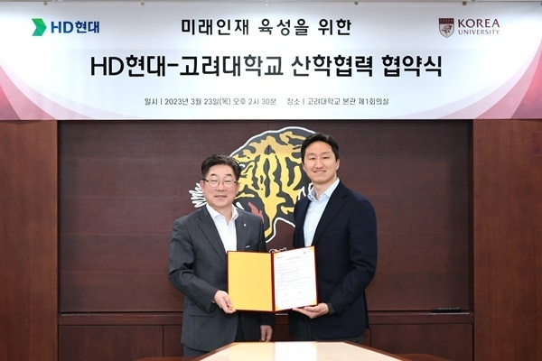 23일(목) 서울 성북구 고려대학교 본관에서 열린 ‘미래 인재 육성 산학협력을 위한 업무협약식’에 참석한 HD현대 정기선 사장(사진 오른쪽)과 고려대학교 김동원 총장(사진 왼쪽). ⓒ 파이낸셜데일리 / HD현대