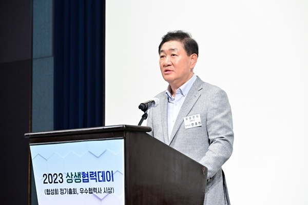 삼성전자가 23일 수원 라마다 호텔에서 협성회 회원사들과 함께 '2023년 상생협력데이'를 개최했다. 삼성전자 한종희 대표이사 부회장이 인사말을 하고 있다. ⓒ 파이낸셜데일리 / 삼성전자