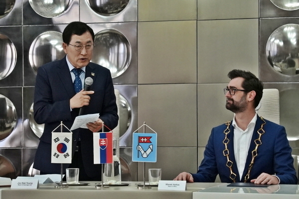 체코 원전 수주 세일즈 외교를 성공리에 마친 주낙영 경주시장 현지시간 20일 동유럽 유일의 자매도시인 슬로바키아 니트라로 자리를 옮겨 자매결연 10주년 교류 간담회를 갖고 있다.ⓒ파이낸셜데일리/경주시